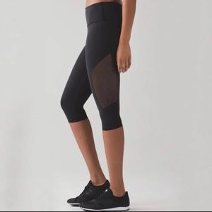 Lululemon black reveal crop tights